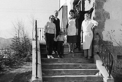 Die Gründerfamilie vor ihrem Hotel Eine Familie im Bayerischen Wald schreibt Hotelgeschichte